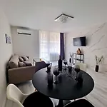 Central Luxe - Elisha Daire Varna