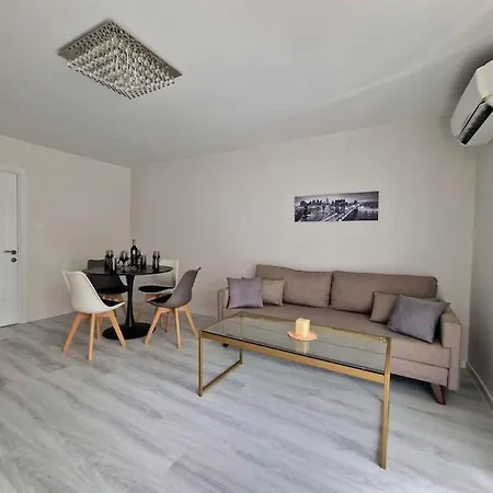 Central Luxe - Elisha Varna