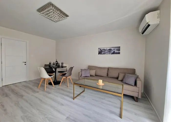 Central Luxe - Elisha Varna